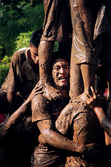 33 jenis lomba agustus panjat pinang